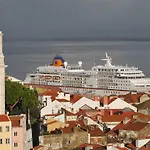 Alfama 44 *